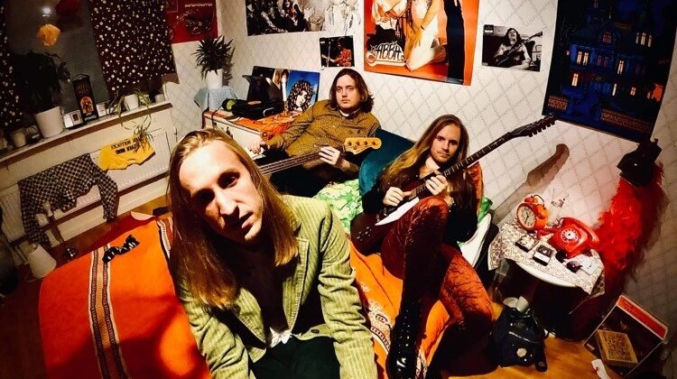 Velvet Insane – second single and music video ‘Sound of Sirens’