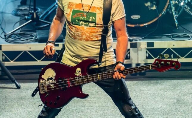 PETER HOOK & THE LIGHT  – 50 YEARS IN MUSIC